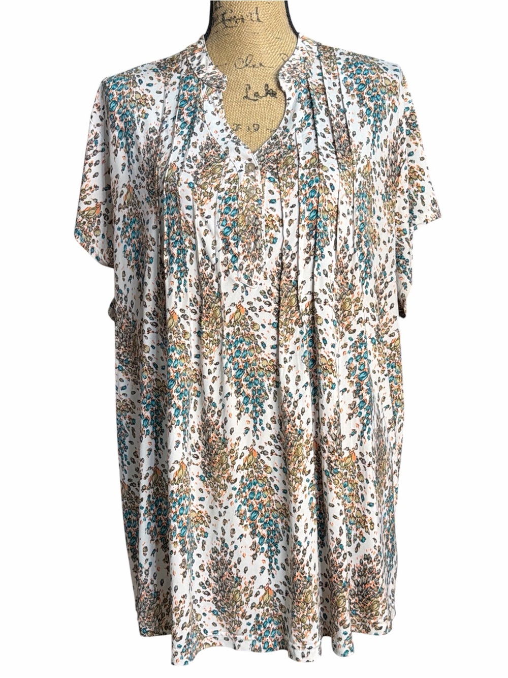 Links White Floral Top with Teal and Coral Accents. EC. Size 1X